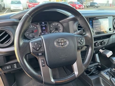 Used 2016 Toyota Tacoma TRD Off-Road image 3