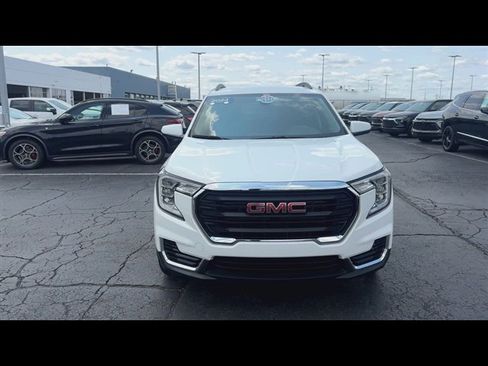 Certified 2024 GMC Terrain SLE w/ Driver Convenience Package FWD image 3