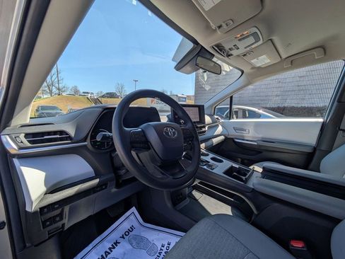 Used 2025 Toyota Sienna LE FWD image 15