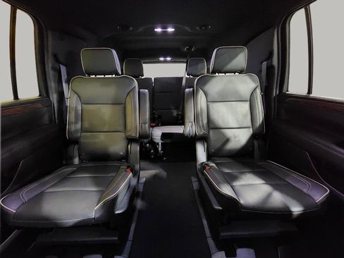 Used 2023 Chevrolet Suburban Premier AWD/4WD image 29