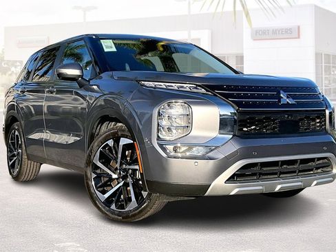 Used 2024 Mitsubishi Outlander SE image 1