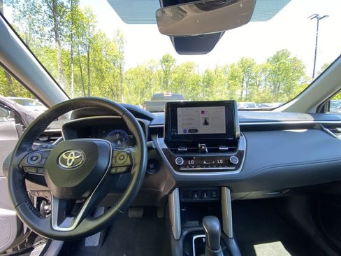 Used 2025 Toyota Corolla Cross XLE AWD/4WD image 18