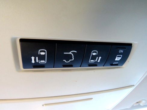 Used 2013 Chrysler Town & Country Touring image 29