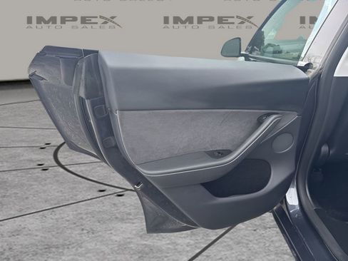 Used 2024 Tesla Model Y Long Range RWD image 30