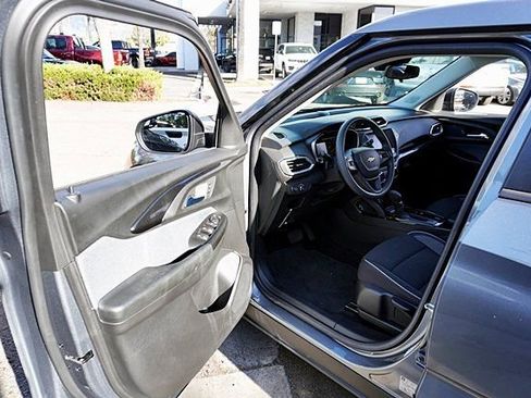 Used 2022 Chevrolet TrailBlazer LS image 34