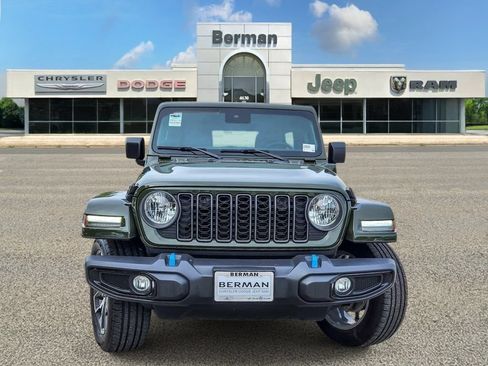 Used 2024 Jeep Wrangler Unlimited w/ Convenience Group AWD/4WD image 5