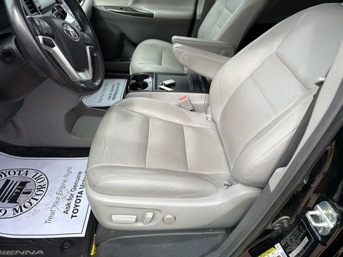 Used 2019 Toyota Sienna XLE w/ XLE Navigation Package FWD image 10