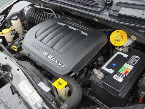 Used 2013 Chrysler Town & Country Touring FWD image 21