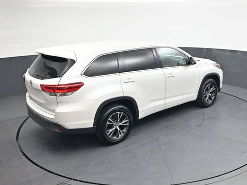 Used 2018 Toyota Highlander LE FWD image 24