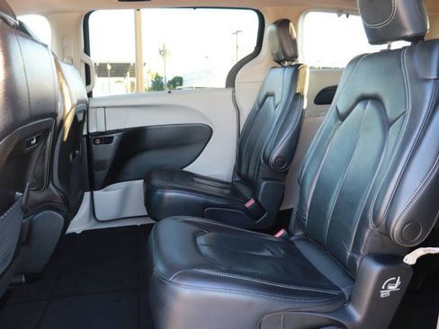 Used 2022 Chrysler Pacifica Touring-L image 12