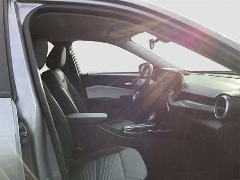 Used 2024 Chevrolet Trax LT w/ LT Convenience Package image 18