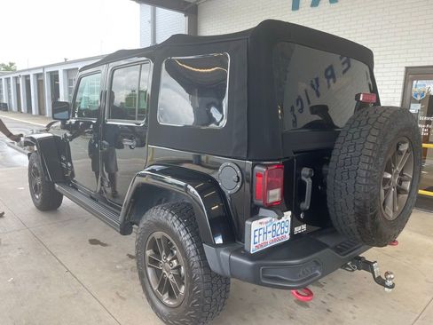 Used 2016 Jeep Wrangler Unlimited Sahara w/ Connectivity Group AWD/4WD image 3