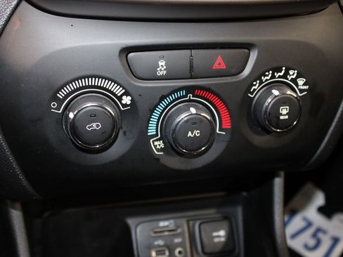 Used 2018 Jeep Cherokee Latitude image 28