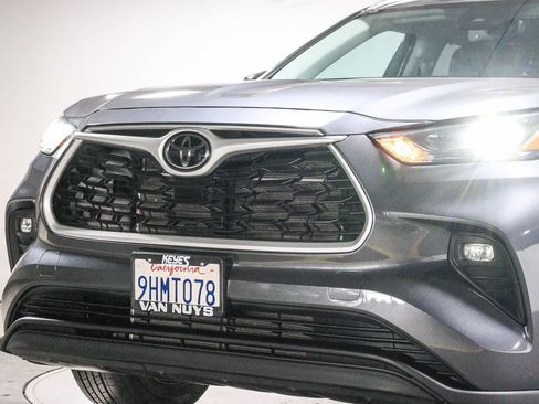 Used 2023 Toyota Highlander XLE FWD image 8