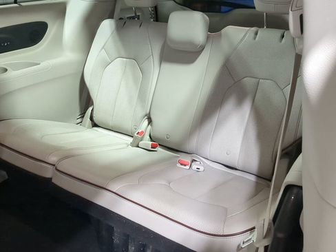 Used 2017 Chrysler Pacifica Limited w/ UConnect Theater Package image 37