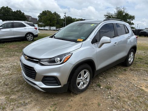 Used 2020 Chevrolet Trax LT FWD image 3