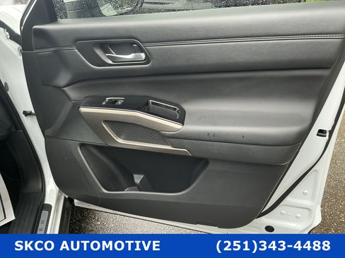 Used 2025 Nissan Pathfinder Platinum FWD image 12