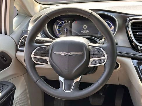 Used 2024 Chrysler Pacifica Limited FWD image 19