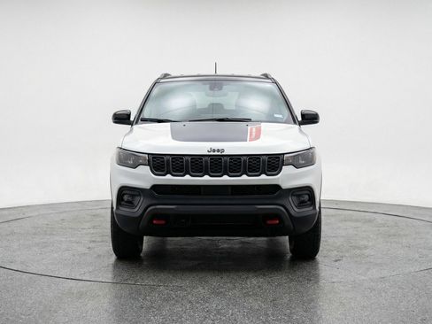Used 2025 Jeep Compass Trailhawk AWD/4WD image 2