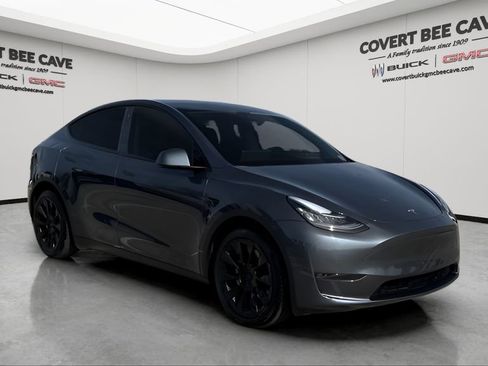Used 2022 Tesla Model Y Long Range image 1