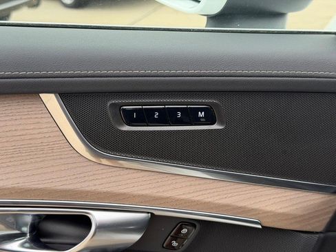 Certified 2025 Volvo XC90 B6 Plus AWD/4WD image 17