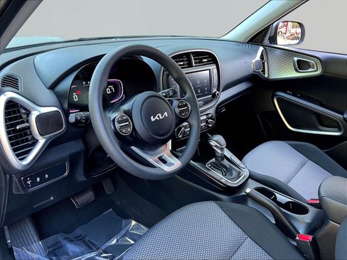Certified 2025 Kia Soul LX w/ LX Technology Package FWD image 17