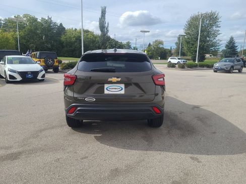 Used 2024 Chevrolet Trax LS w/ LS Convenience Package FWD image 5