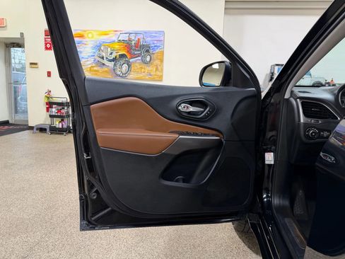 Used 2019 Jeep Cherokee Overland w/ Technology Group image 24