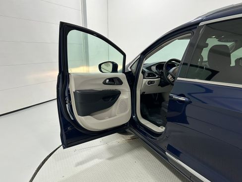 Used 2020 Chrysler Pacifica Touring-L w/ Tire & Wheel Group image 23