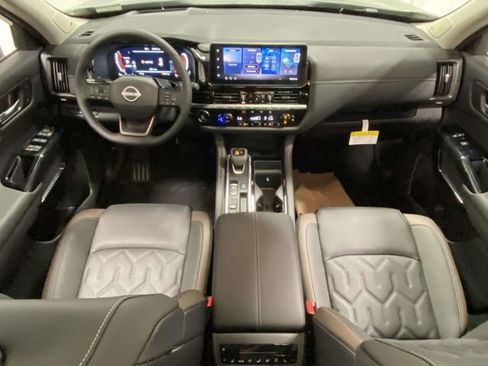 New 2026 Nissan Pathfinder Platinum image 9