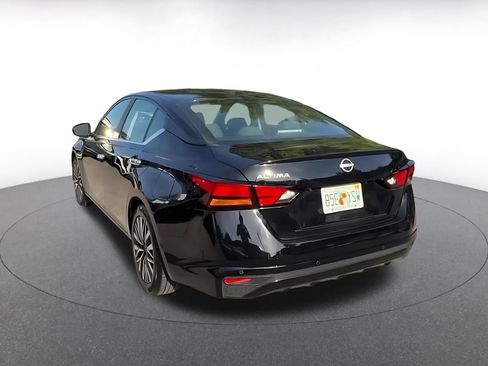 Used 2025 Nissan Altima 2.5 SV FWD image 11