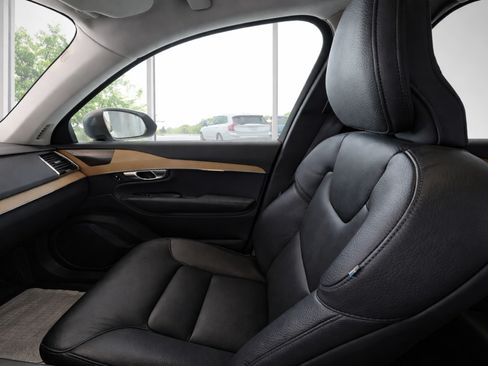 Certified 2023 Volvo XC90 T8 Plus AWD/4WD image 11