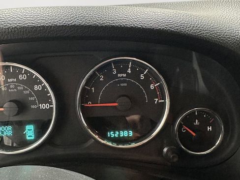 Used 2011 Jeep Wrangler Unlimited Sahara w/ Connectivity Group AWD/4WD image 11