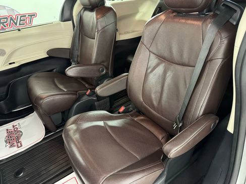 Used 2024 Toyota Sienna Platinum AWD/4WD image 39