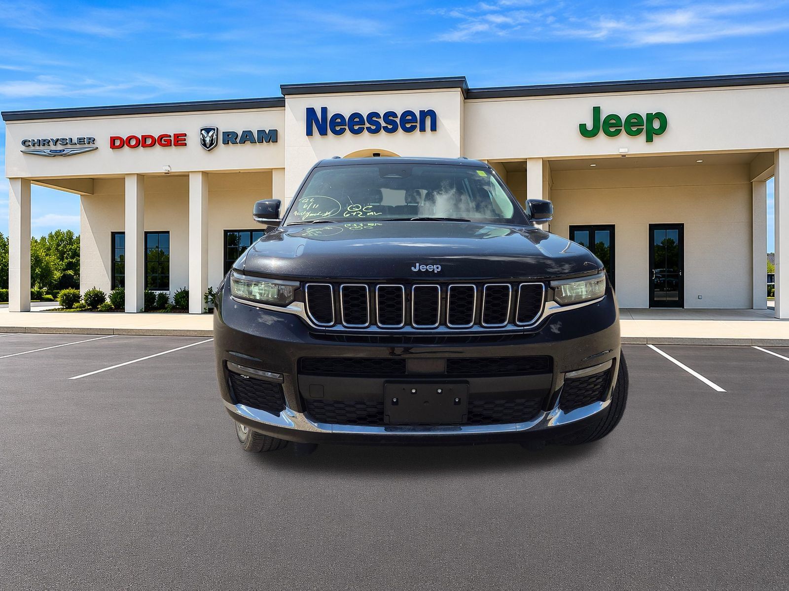 Used 2023 Jeep Grand Cherokee L Limited AWD/4WD image 2