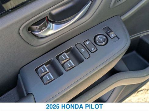 New 2025 Honda Pilot Touring image 13