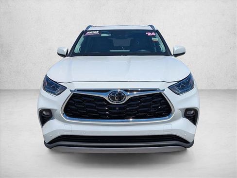 Certified 2024 Toyota Highlander Platinum FWD image 2