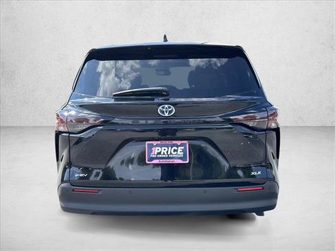 Used 2025 Toyota Sienna XLE FWD image 7
