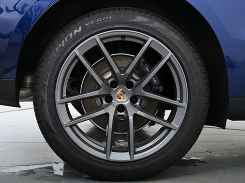 Certified 2025 Porsche Macan image 17
