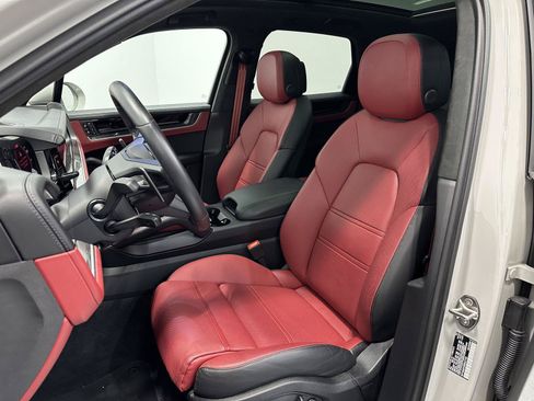 Certified 2025 Porsche Cayenne Turbo AWD/4WD image 6