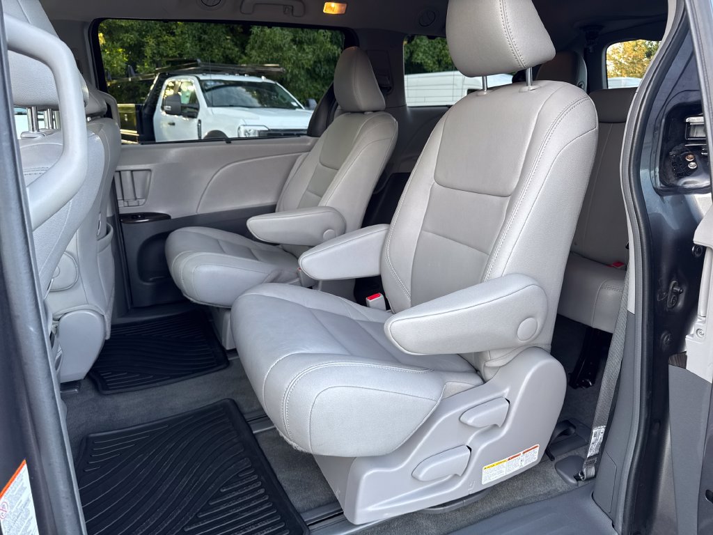 Used 2017 Toyota Sienna XLE w/ XLE Navigation Package AWD/4WD image 30