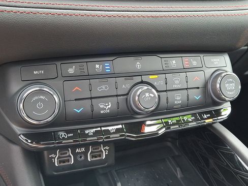 Used 2025 Dodge Durango GT AWD/4WD image 17