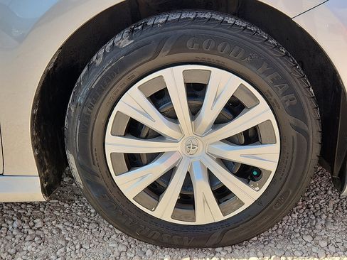 Used 2020 Toyota Camry L image 7