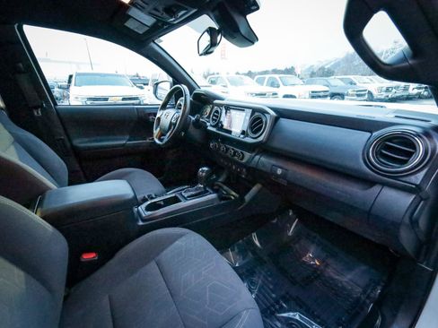 Used 2018 Toyota Tacoma TRD Off-Road w/ Technology Package image 22