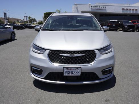 Used 2023 Chrysler Pacifica Limited image 10