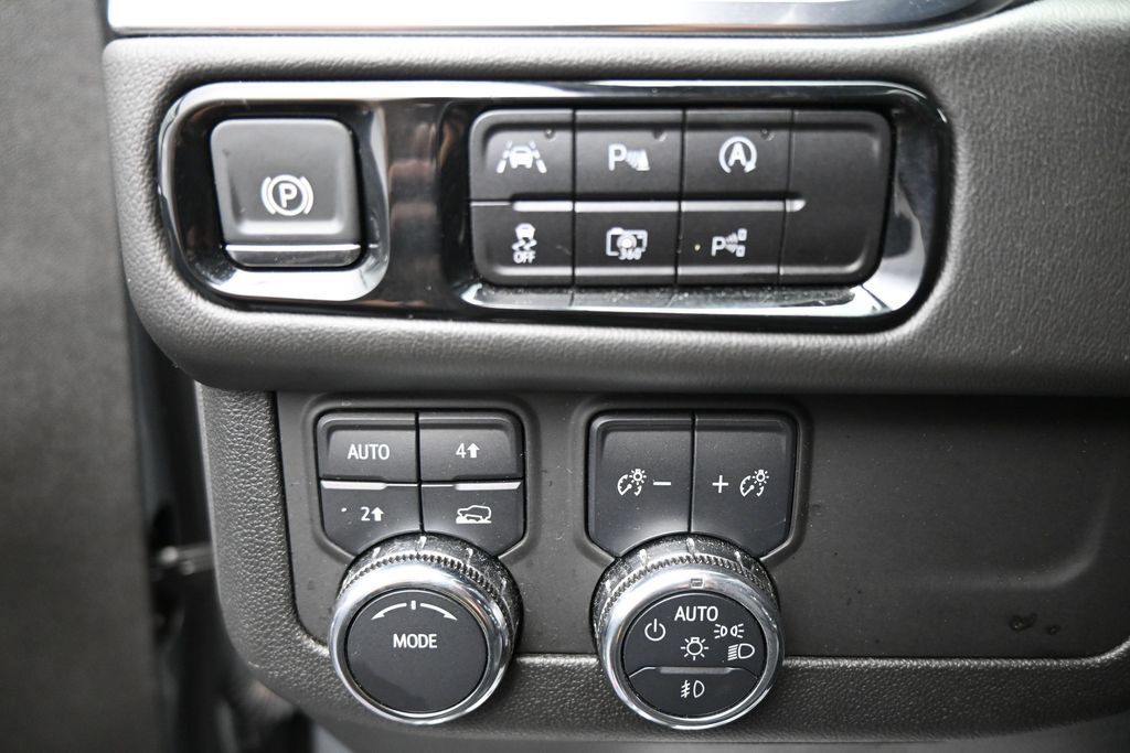 Used 2025 GMC Yukon Denali AWD/4WD image 12
