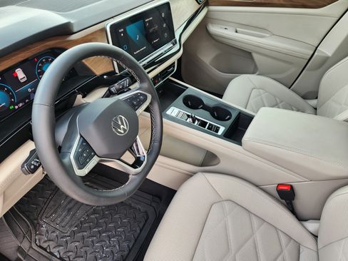 Used 2025 Volkswagen Atlas SE FWD image 13