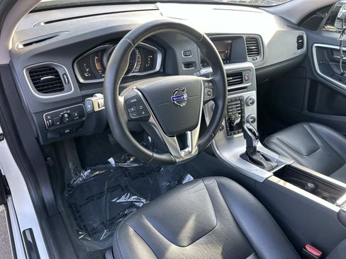 Used 2018 Volvo V60 T5 Cross Country w/ Convenience Package image 9