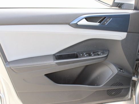 Used 2024 Volkswagen Taos SE image 18