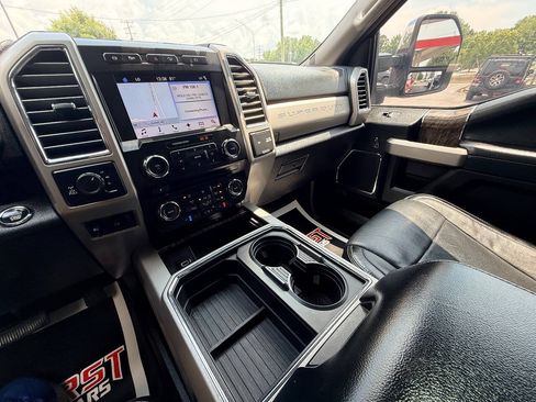 Used 2017 Ford F250 Lariat w/ Lariat Ultimate Package AWD/4WD image 31